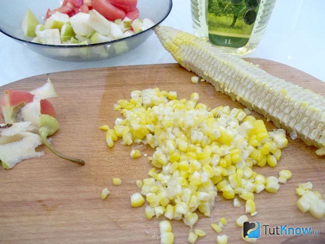 С кочана отваренной кукурузы срезаны зерна