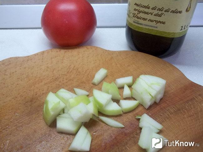 Груши и яблоки нарезаны кубиками