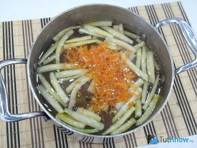 В бульон опущены спаржа и морковь