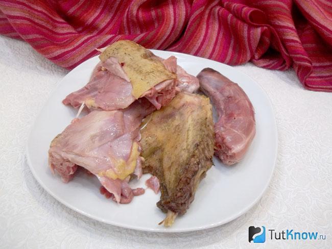 Утка нарезана кусочками