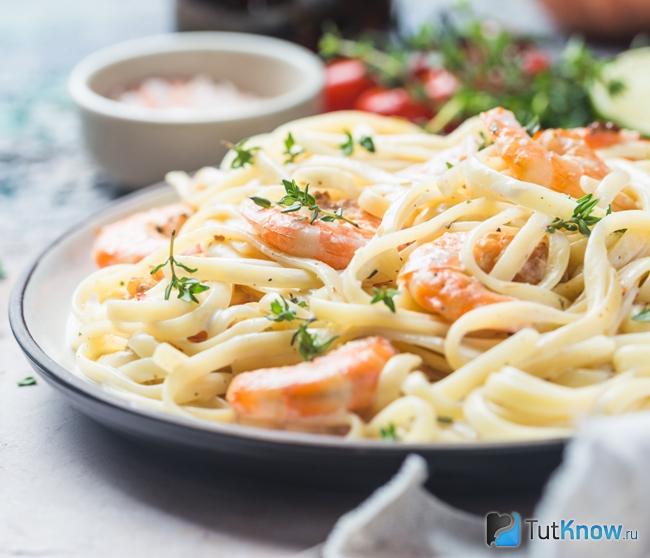 Паста с морепродуктами в чесночном соусе