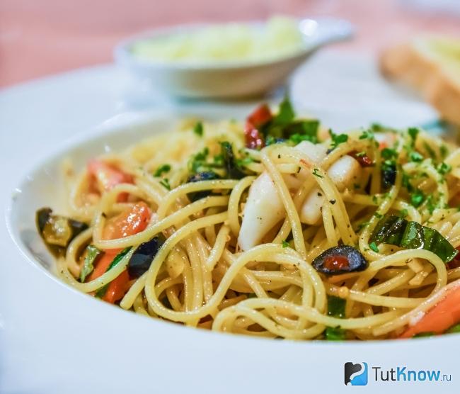 Подача пасты с морепродуктами