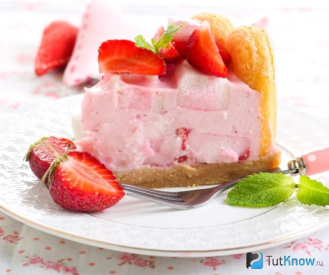 Торт из зефира и клубники