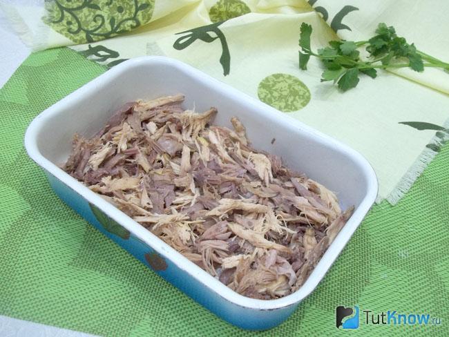 Мясо разложено по емкостям