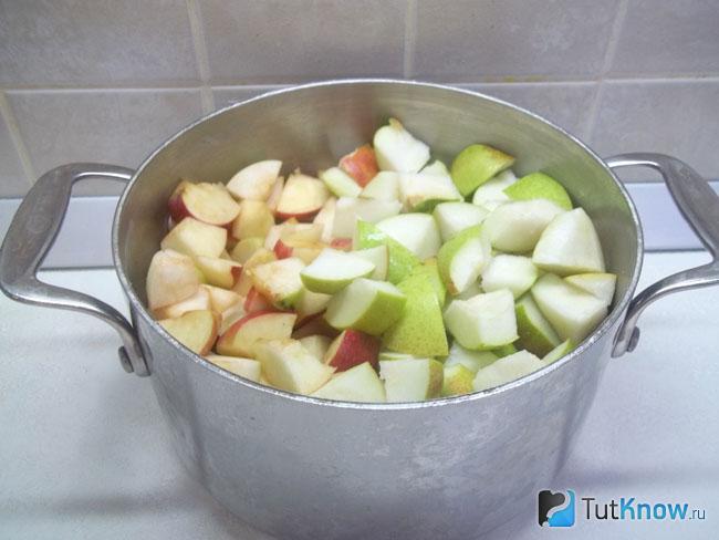 Яблоки и груши нарезаны кусочками и сложены в кастрюлю