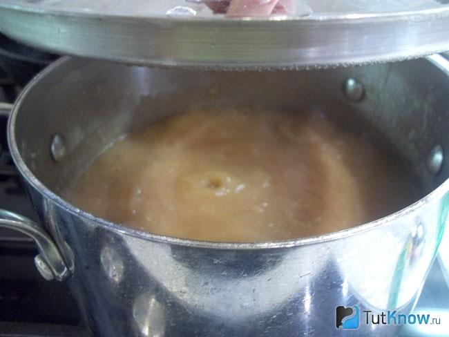 Отваренные яблоки и груши пюрированы блендером