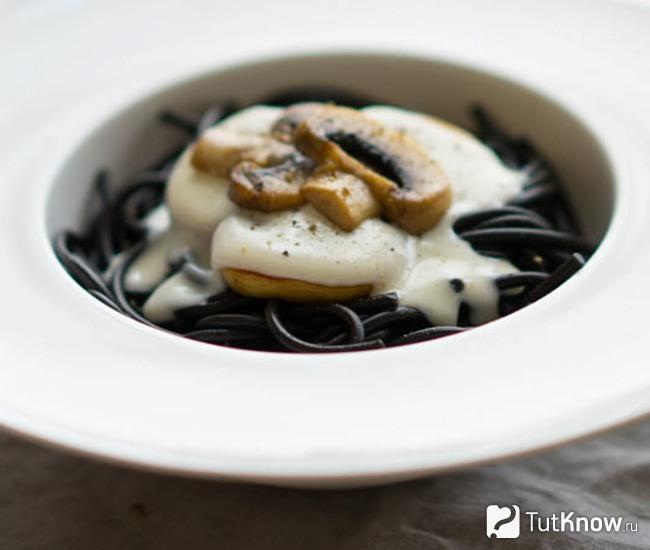Черная паста с грибами и соусом бешамель