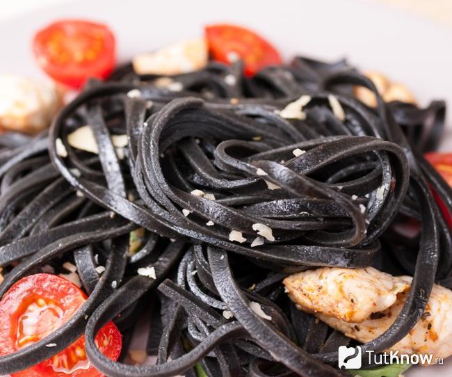 Черная паста с курицей по-восточному