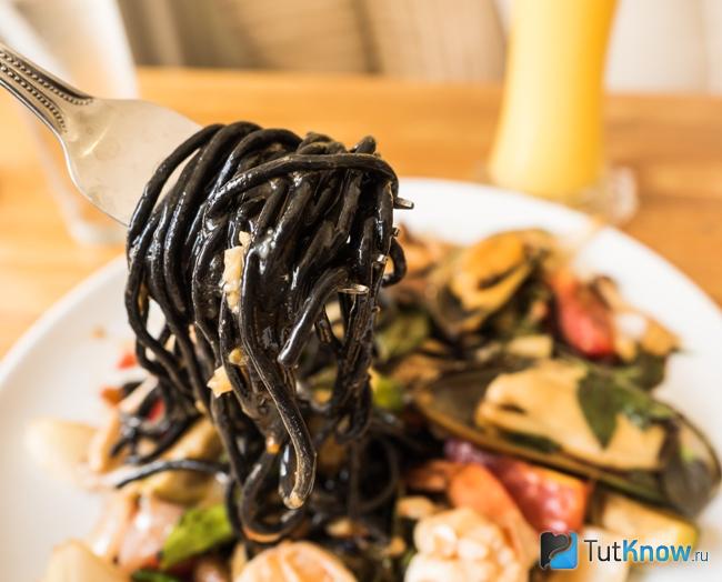 Блюдо черная паста с морепродуктами