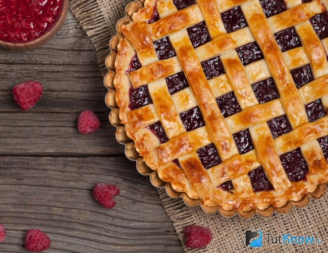 Песочный пирог с малиновым джемом