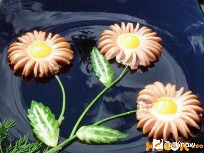 Яичница с сосисками в виде цветков
