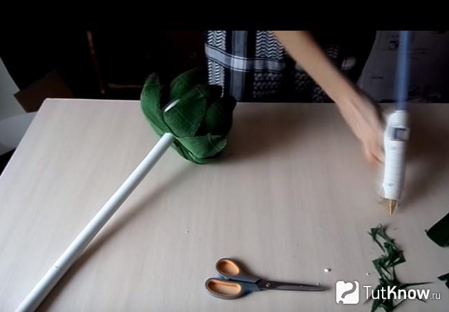 Стебель цветка из резиновой трубки