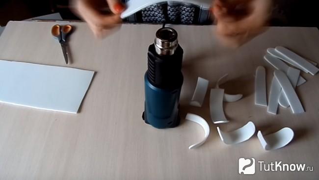 Маленькие лепестки из изолона для создания нераспустившегося бутона
