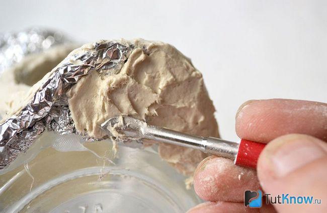 Самозатвердевающая масса наносится на фольгу