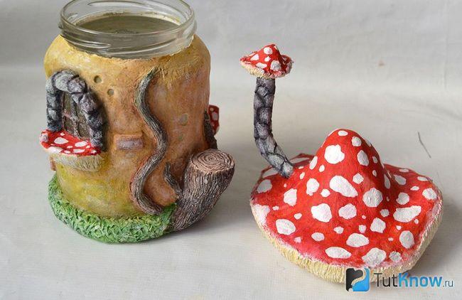 Окрашенный домик и шляпка для него