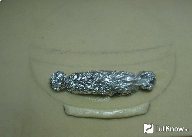 Заготовка из свёрнутой фольги крупным планом