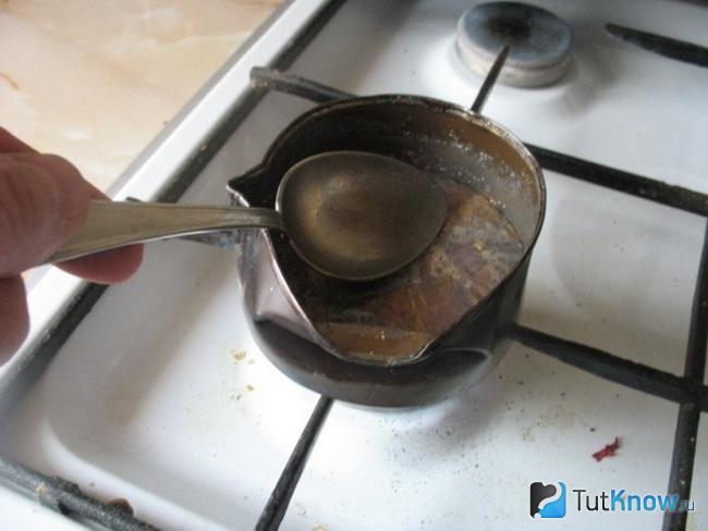 Снятие шлака ложкой