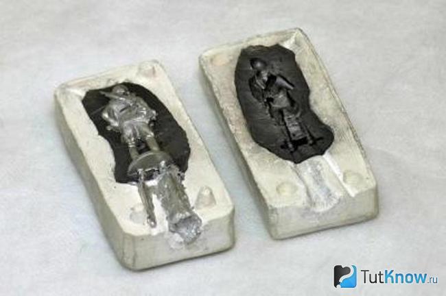 Фигурка оловянного солдатика внутри кокона
