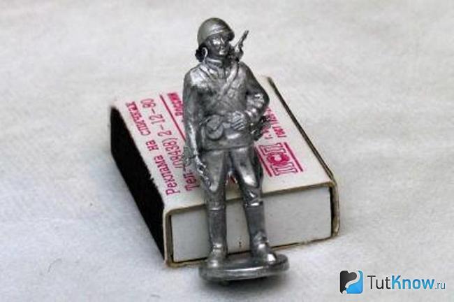Оловянный солдатик напротив спичечного коробка