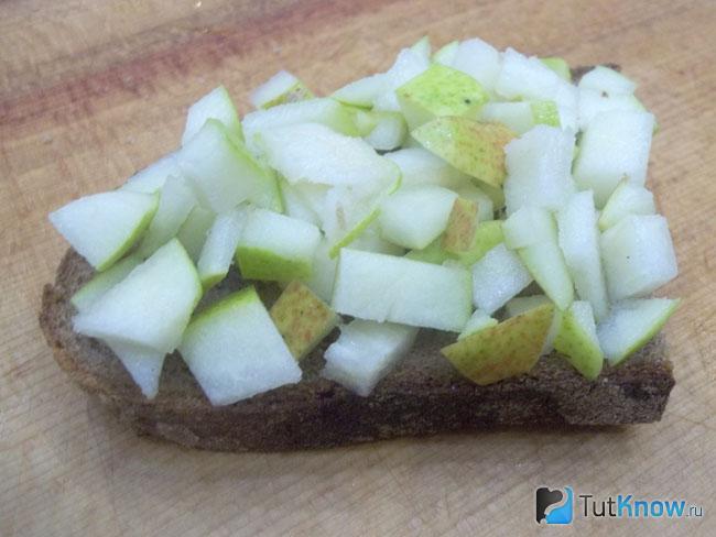 Груши нарезаны кубиками и выложена на хлеб