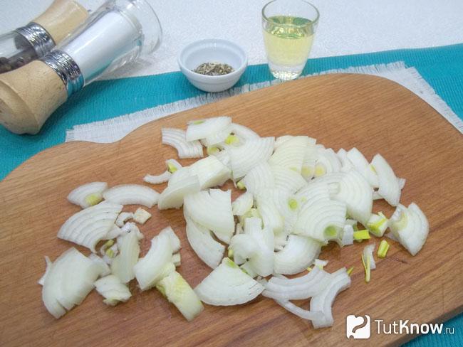Лук нашинкован полукольцами