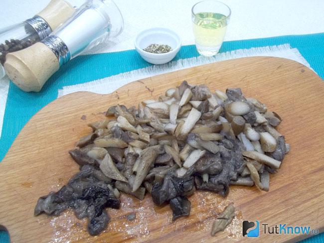 Грибы нарезаны соломкой