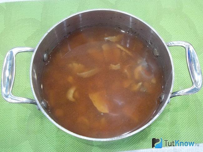 Готовый суп с грибами и консервированным зеленым горошком
