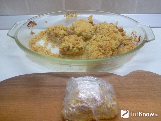 кусочки пирога обернуты полиэтиленовой пленкой