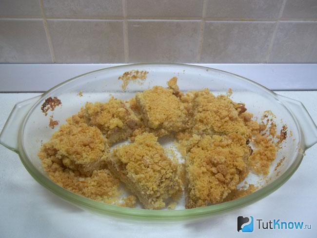 Пирог нарезан кусочками