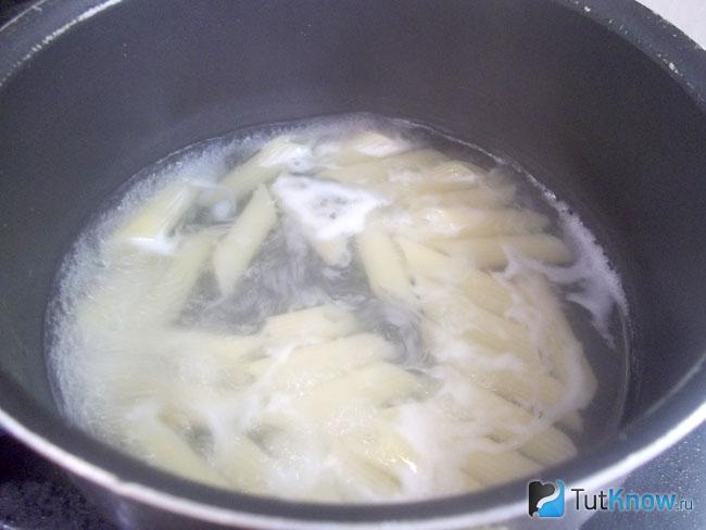 Макароны варятся