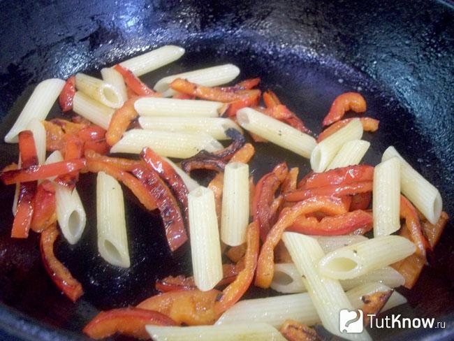 Готовые макароны с перцем