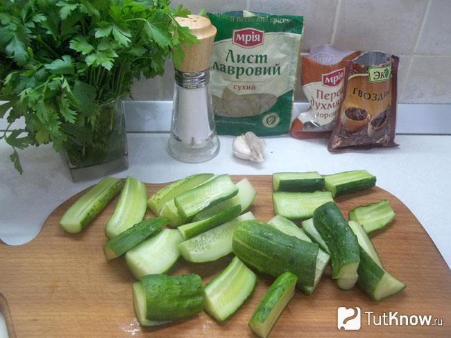 Огурцы нарезаны дольками