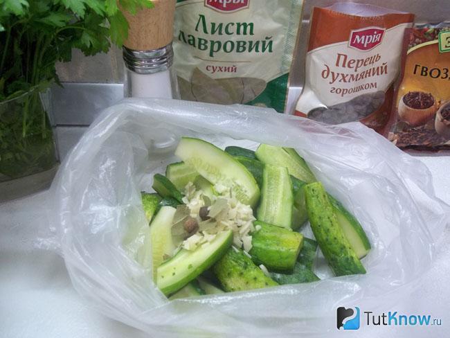 К огурцам добавлен горошек и лавровый лист