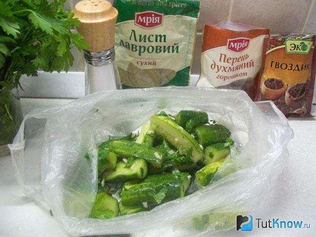 Готовые малосольные огурцы в пакете кусочками