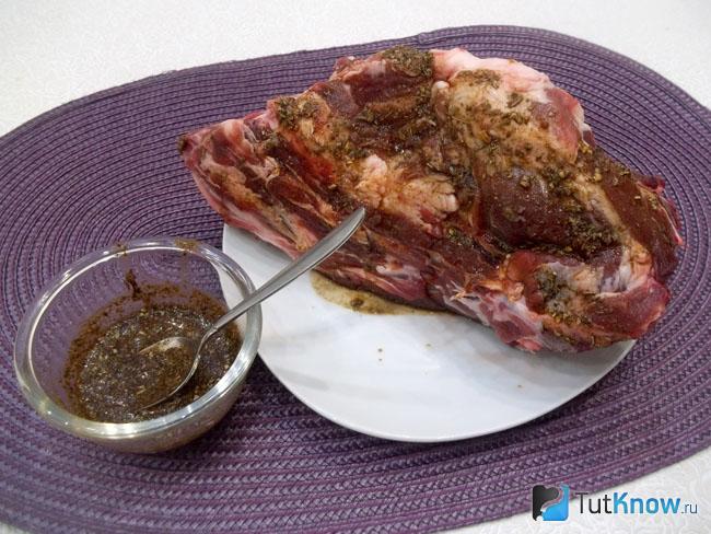 Мясо обмазано маринадом