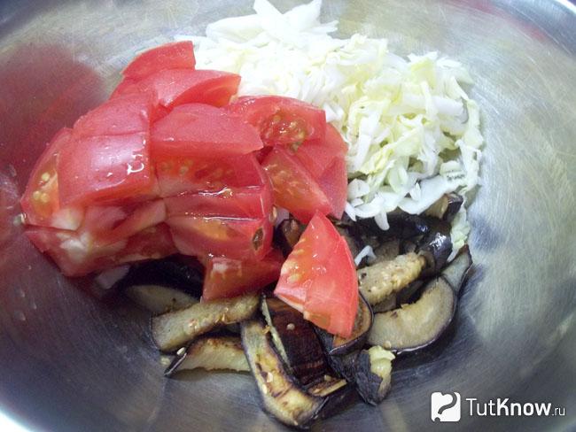 Помидоры нарезаны кубиками