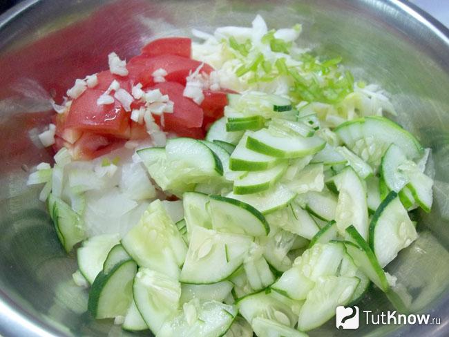 Огурцы нарезаны тонкими полукольцами