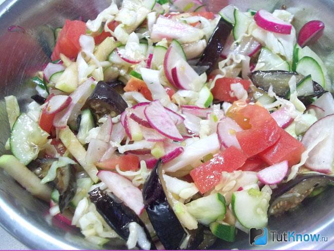 Готовый овощной салат с жареными баклажанами и яблоками