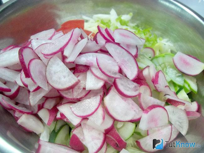 Редис нарезан тонкими полукольцами