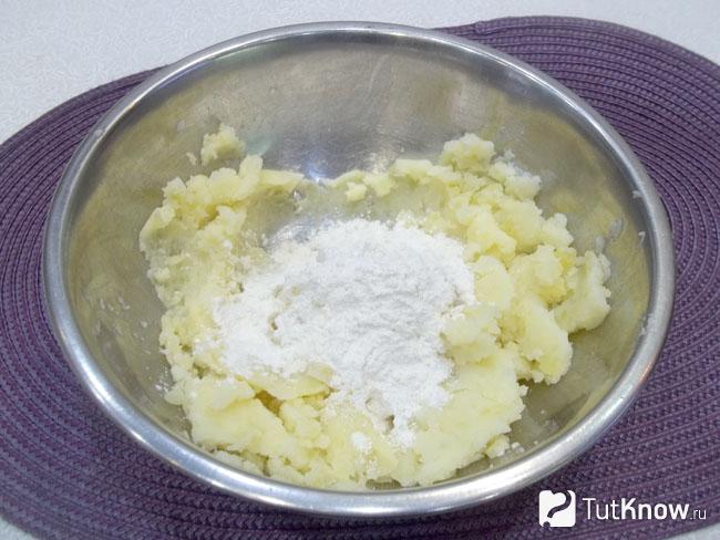 Картофель измельчен толкушкой и добавлена мука