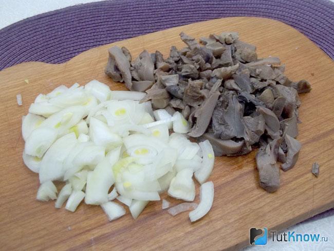 Грибы нарезаны соломкой, лук нашинкован полукольцами