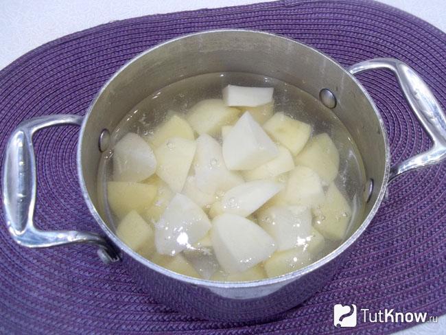 Картофель очищен, нарезан, сложен в кастрюлю и залит водой