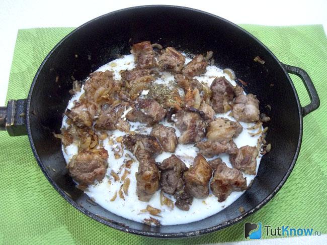 Мясо с луком залито молоком