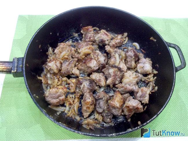К мясу в сковороду добавлен лук