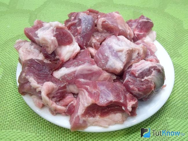 Мясо нарезано кубиками