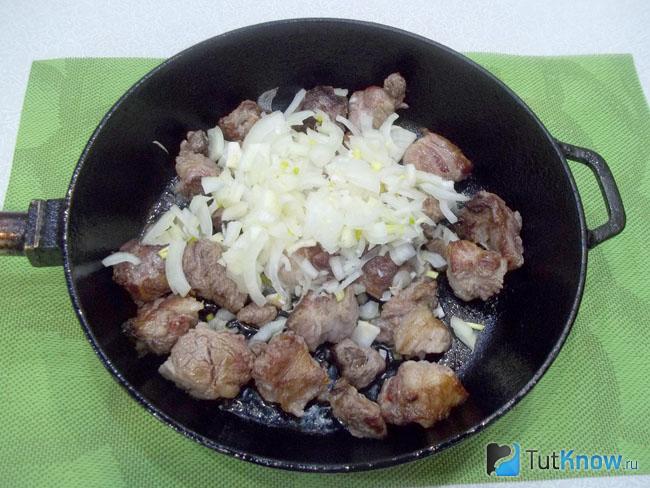 Мясо обжарено в сковороде