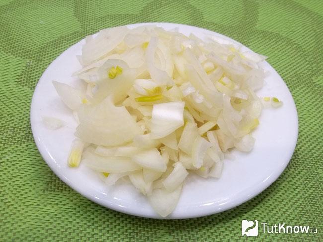 Лук нарезан полукольцами