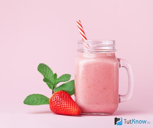 Молочный коктейль с клубникой и мятой