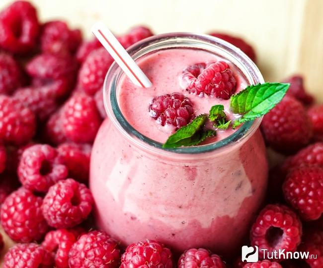 Молочный коктейль с малиной