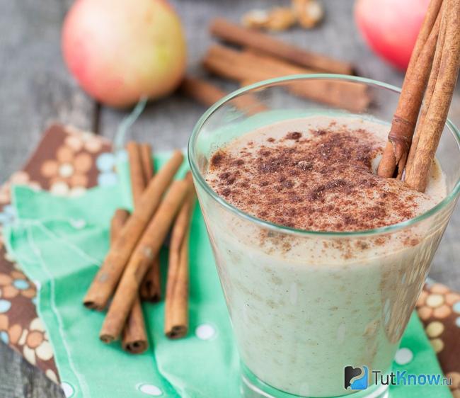 Молочный коктейль из кефира и яблок